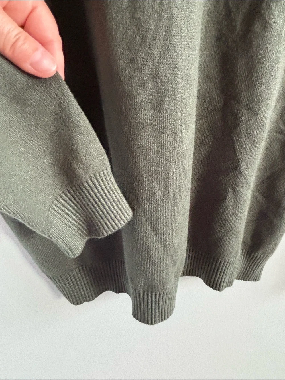 XRAY Jeans Men's Olive Green V-Neck Pullover Knit Sweater Size Medium